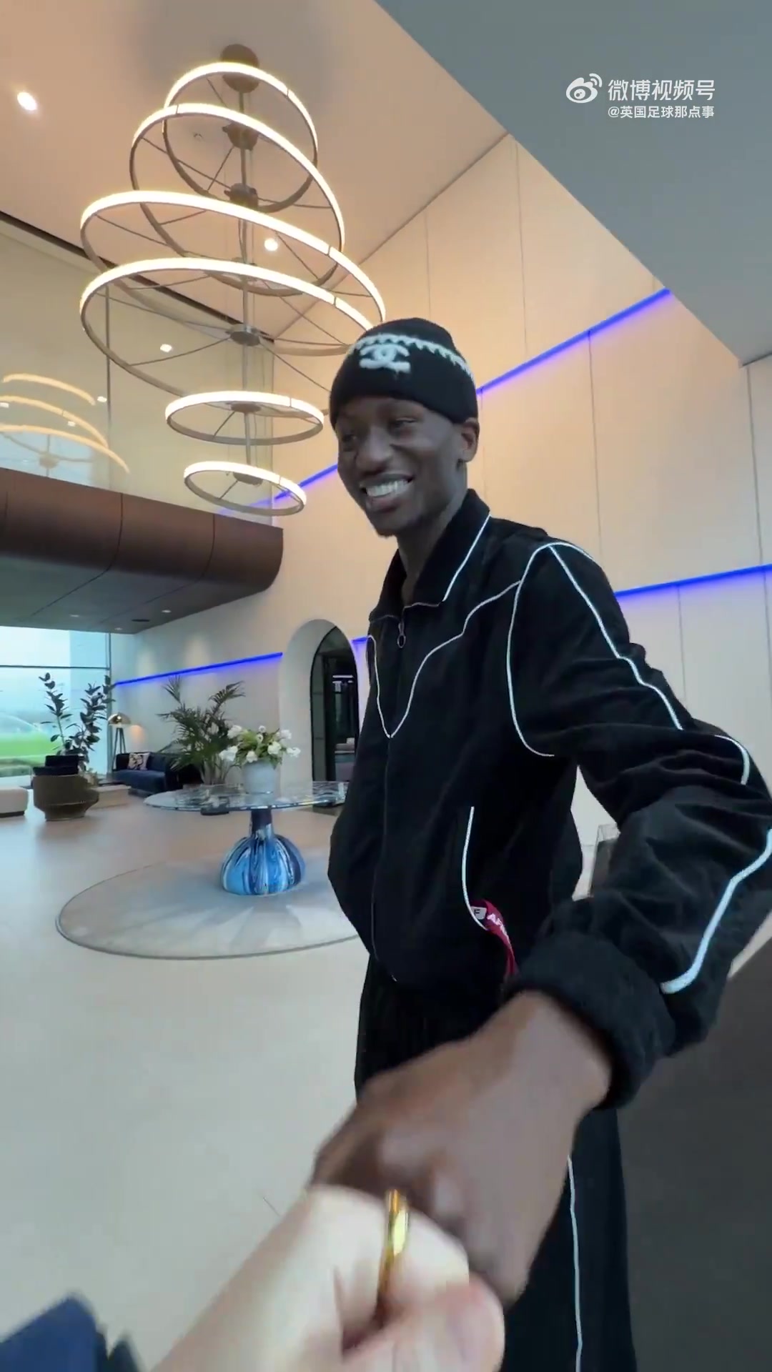 情绪价值拉满!非洲杯冠军萨尔回热刺 里沙利松拿他的奖牌亲一口