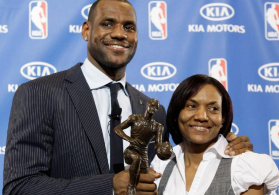 彩客网直播中心-詹姆斯：妈妈生我时只有16岁 我的动力是给她买个带储藏室的房子